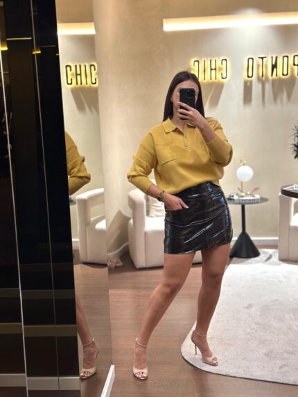 MALHA POLO AMARELO COM BOTÕES DECORATIVOS PONTO CHIC