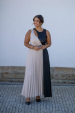 VESTIDO BEGE E PRETO PLISSADO COM LANTEJOULAS RINASCIMENTO