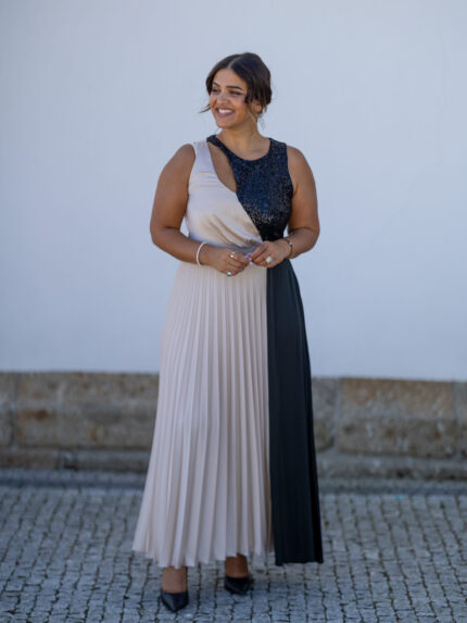 VESTIDO BEGE E PRETO PLISSADO COM LANTEJOULAS RINASCIMENTO