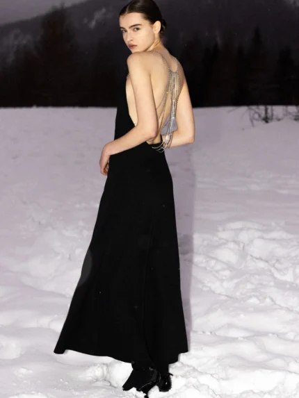 VESTIDO PRETO COM CORRENTES DE BRILHO ELEH