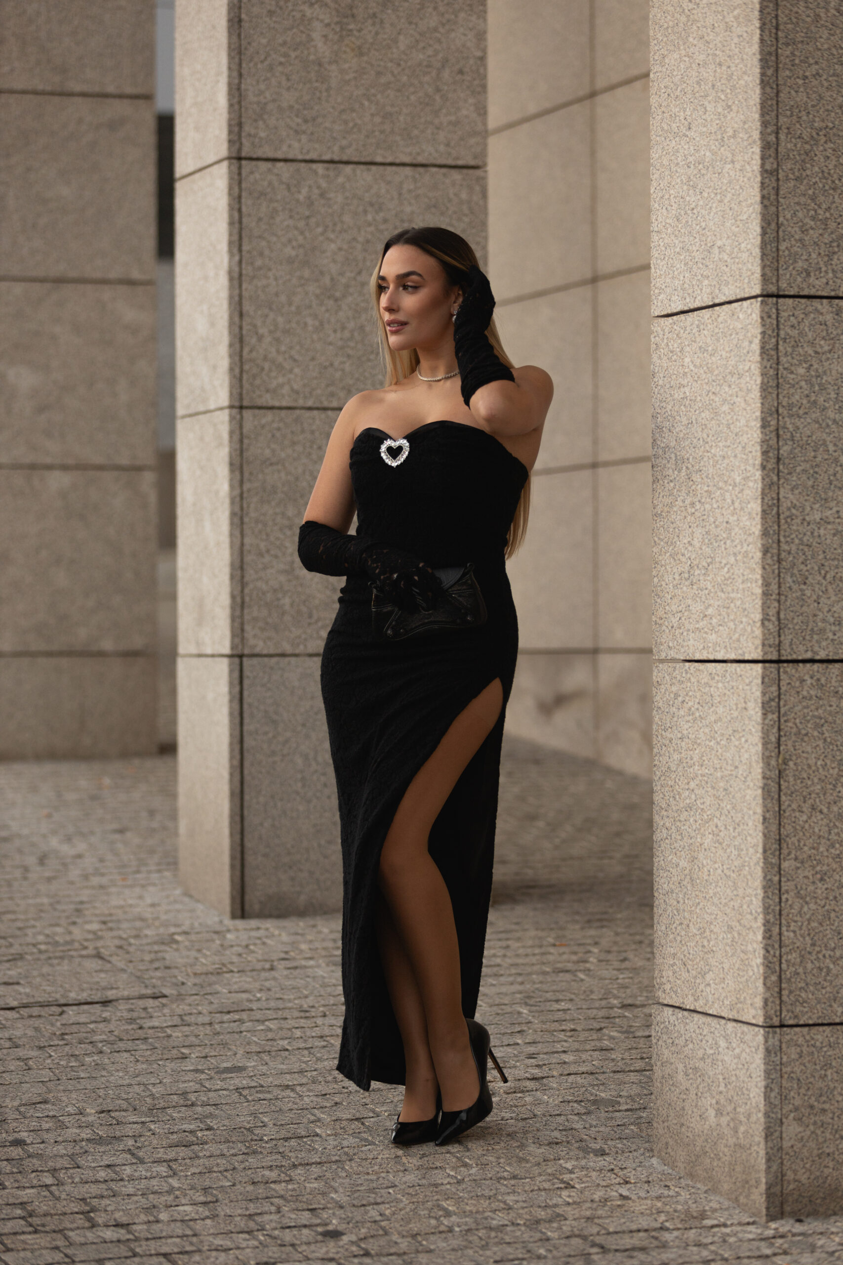 EDITADAS-76-scaled VESTIDO PRETO TEXTURADO COM FENDA NO SECRETS - Image 1