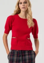 CAMISOLA VERMELHA COM MANGAS CURTAS E DETALHE DE APLICAÇÕES FRACOMINA