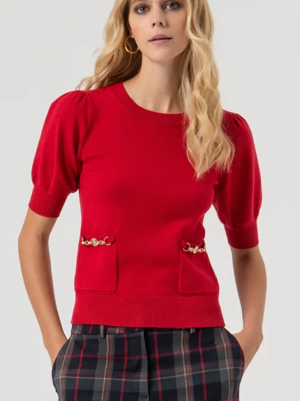 CAMISOLA VERMELHA COM MANGAS CURTAS E DETALHE DE APLICAÇÕES FRACOMINA