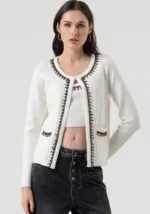 CARDIGAN BRANCO COM APLICAÇÃO DE MIÇANGAS FRACOMINA