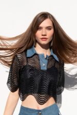TOP CROPPED EM REDE PRETA GOLA EM DENIM SAHOCO - Image 5