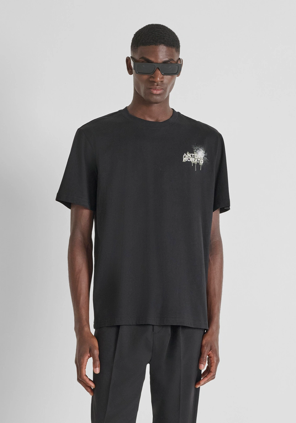MMKS02571-FA100240-9000_02 T-SHIRT PRETA COM ESTAMPADO ARTISTICO ANTONY MORATO - Image 1