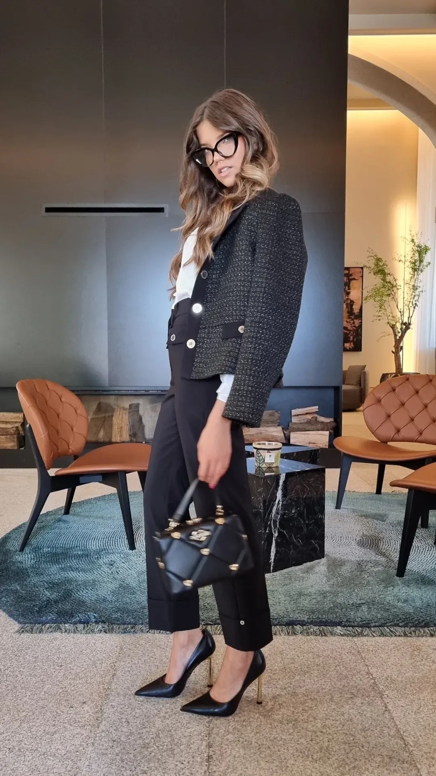 WhatsApp-Image-2024-09-13-at-14.55.42 CASACO TWEED PRETO COM DETALHES DOURADOS SILVINA CAMPOS - Image 1