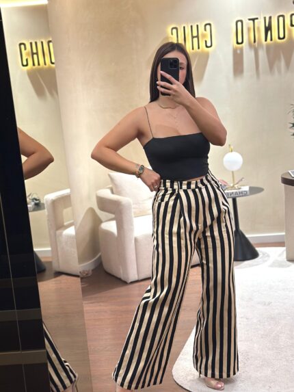 CALÇA COM PADRÃO ÁS RISCAS ELEH