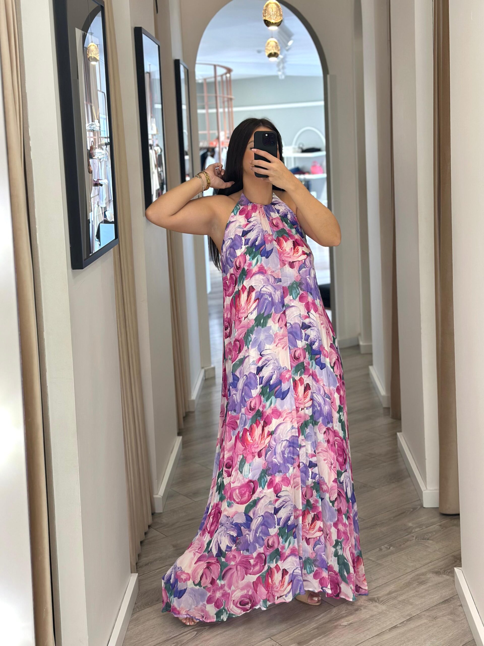 WhatsApp Image 2025-09-22 at 10.08.10 VESTIDO FLORAL EM VISCOSE COM CORTE FLUIDO IMPERIAL - Image 1