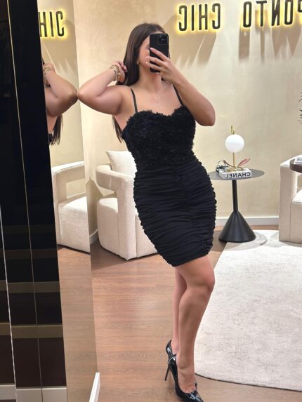 VESTIDO PRETO COM DETALHE DE PENAS E TULE DRAPEADO RINASCIMENTO