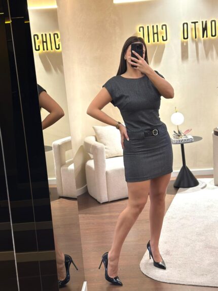 VESTIDO CINZENTO ELEGANTE COM DETALHE DE CINTO IMPERIAL