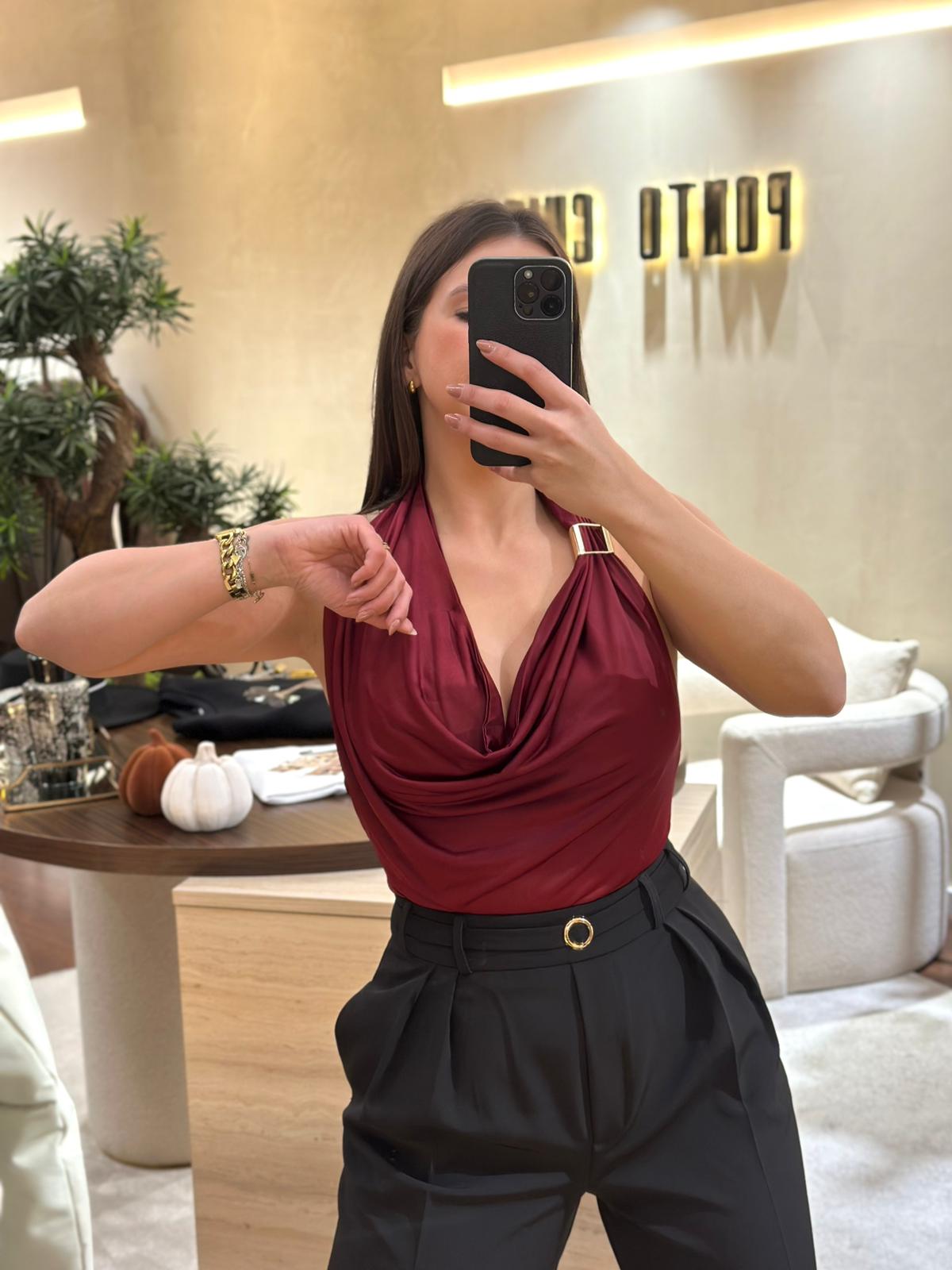 WhatsApp Image 2025-10-31 at 18.04.05 (1) TOP BORDÔ DE GOLA HALTER COM DETALHE DOURADO PONTO CHIC - Image 1