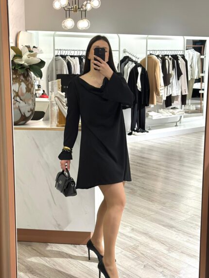 VESTIDO PRETO COM DECOTE DRAPEADO NAS COSTAS RINASCIMENTO