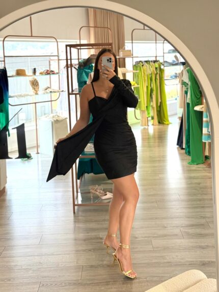 VESTIDO PRETO ASSIMÉTRICO COM DRAPEADO RINASCIMENTO