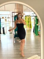 VESTIDO PRETO JUSTO COM DECOTE CAI-CAI E DETALHE BRILHANTE RINASCIMENTO