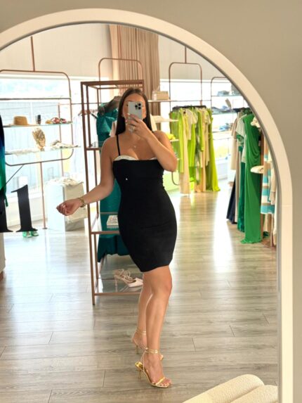 VESTIDO PRETO JUSTO COM DECOTE CAI-CAI E DETALHE BRILHANTE RINASCIMENTO