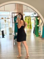 VESTIDO PRETO JUSTO COM DECOTE CAI-CAI E DETALHE BRILHANTE RINASCIMENTO - Image 2