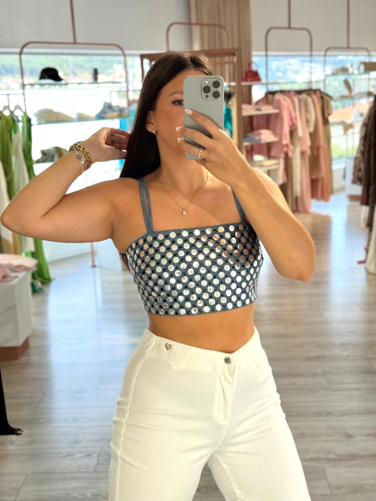 WhatsApp Image 2026-07-30 at 10.10.20 TOP DENIM COM TACHAS METÁLICAS SAHOCO - Image 1