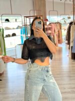 TOP CROPPED EM REDE PRETA GOLA EM DENIM SAHOCO - Image 3
