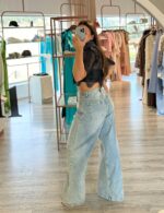 TOP CROPPED EM REDE PRETA GOLA EM DENIM SAHOCO - Image 4