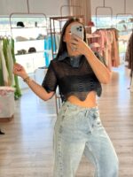 TOP CROPPED EM REDE PRETA GOLA EM DENIM SAHOCO
