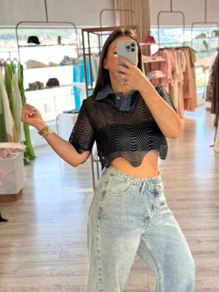 TOP CROPPED EM REDE PRETA GOLA EM DENIM SAHOCO