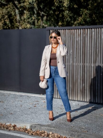 BLAZER BEGE COM BOTÕES DOURADOS PONTO CHIC