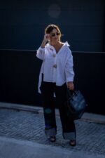 CAMISA BRANCA COM BOTÕES DOURADOS PONTO CHIC