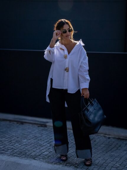 CAMISA BRANCA COM BOTÕES DOURADOS PONTO CHIC