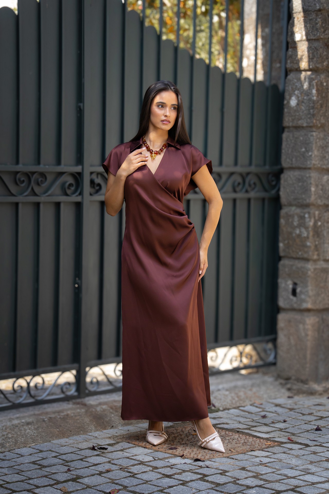galleries_45937787-9a6d-41cd-ae48-165a619cda17_970c9ad1-50ae-4692-af84-42bd7d1f21a0_v2__thumb_l VESTIDO ACETINADO CASTANHO RINASCIMENTO - Image 1
