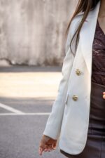 BLAZER BEGE DE BOTÕES DUPLOS DOURADOS PONTO CHIC - Image 3