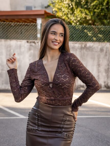 TOP CASTANHO EM RENDA FLORAL PONTO CHIC