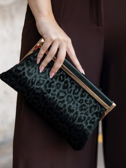 MALA CLUTCH PRETA COM PADRÃO ANIMAL TONE ON TONE PONTO CHIC