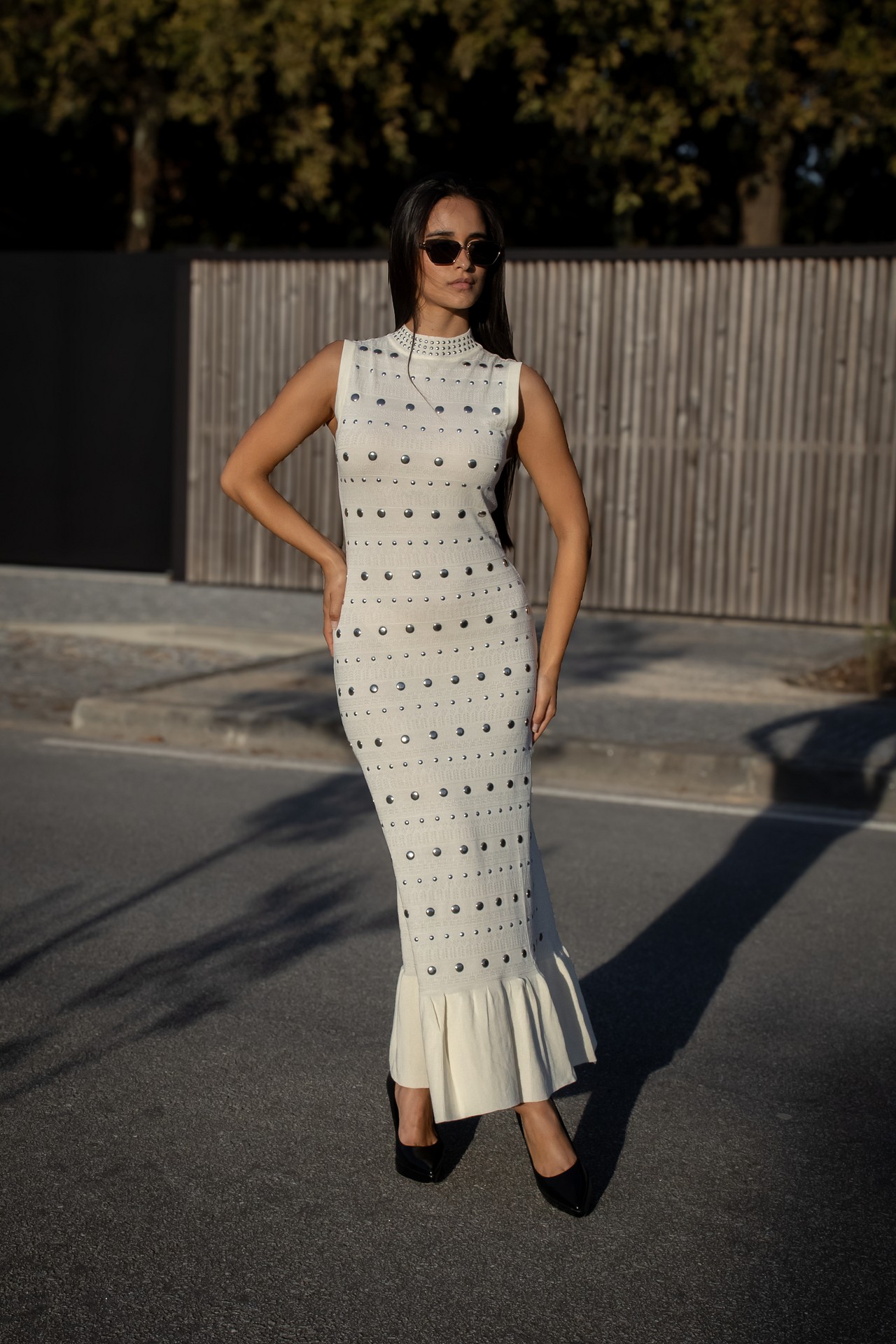 galleries_f499f010-ebfd-409c-8f46-63eab705a472_01fc8e6b-0b04-4156-9bcf-d7e4a3549015_v2__thumb_l VESTIDO BRANCO COM APLICAÇÕES METÁLICAS PONTO CHIC - Image 1