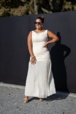 VESTIDO BEGE COM PLISSADO INFERIOR PONTO CHIC