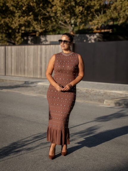 VESTIDO CASTANHO COM APLICAÇÕES METÁLICAS PONTO CHIC