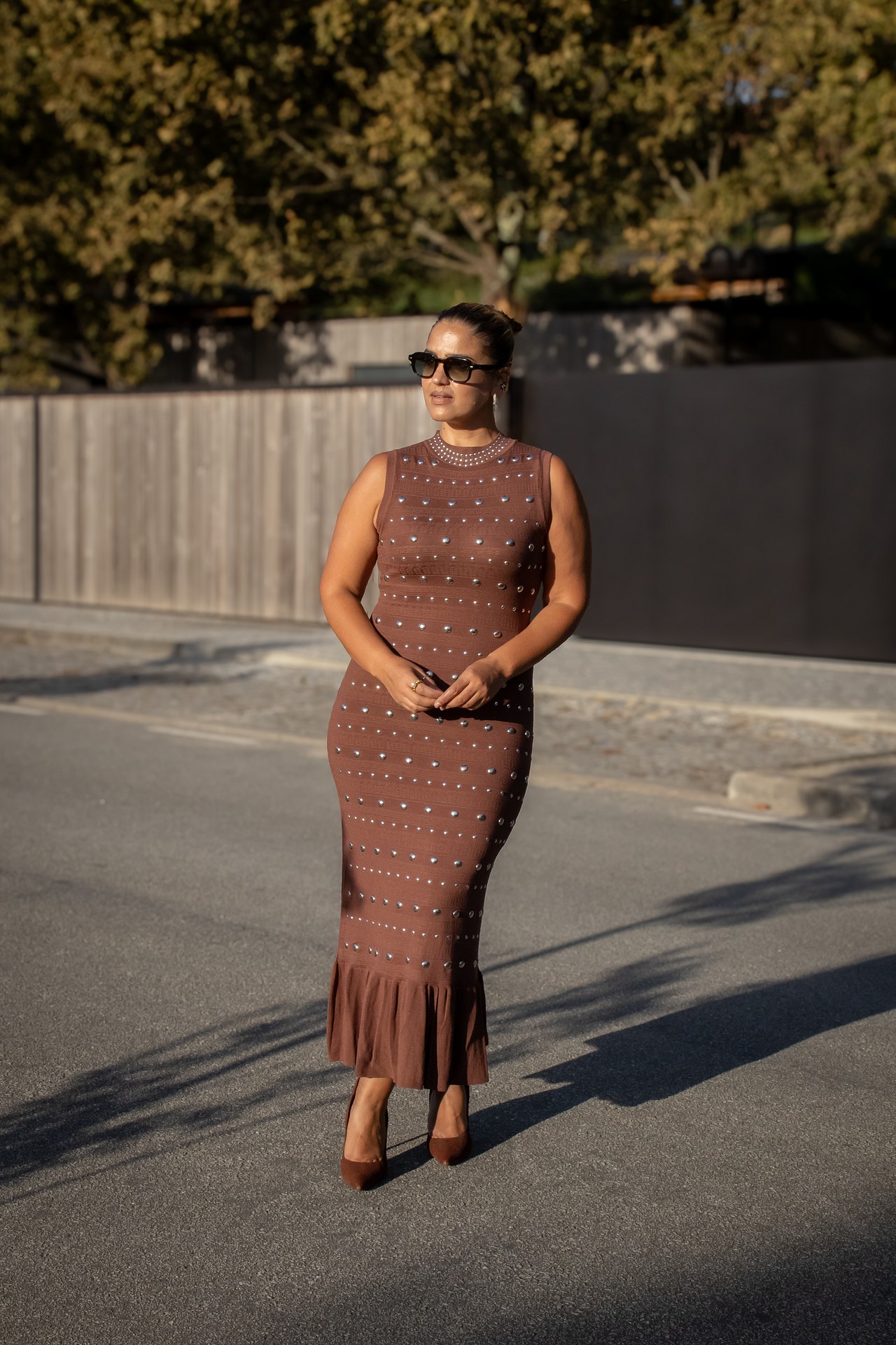 galleries_f499f010-ebfd-409c-8f46-63eab705a472_4f18222c-50cc-4d69-882e-ffd9ea88fb32_v2__thumb_l VESTIDO CASTANHO COM APLICAÇÕES METÁLICAS PONTO CHIC - Image 1