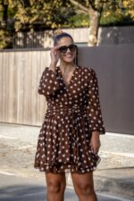 VESTIDO CASTANHO CURTO COM BOLAS BRANCAS PONTO CHIC
