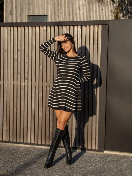 VESTIDO PRETO ÀS RISCAS BRANCAS PONTO CHIC