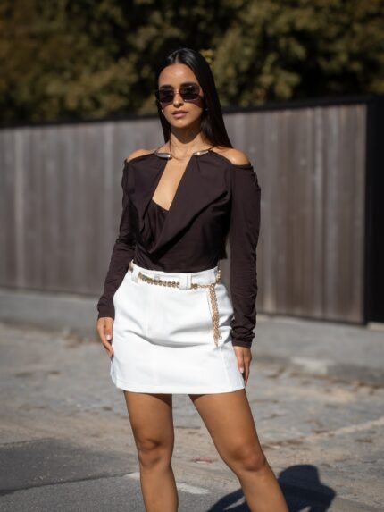 SAIA BRANCA COM CINTO ESTAMPADO E MISSANGAS PONTO CHIC