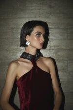VESTIDO DE VELUDO COM APLICAÇÃO EM JOÍAS SAHOCO - Image 2