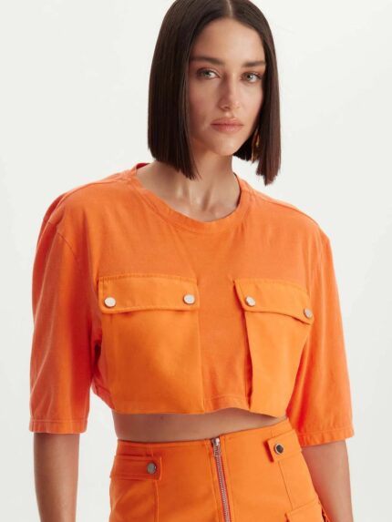 T-SHIRT CROPPED COM BOLSOS LANÇA PERFUME