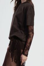 T-SHIRT CASTANHA COM RENDA DIXIE - Image 5