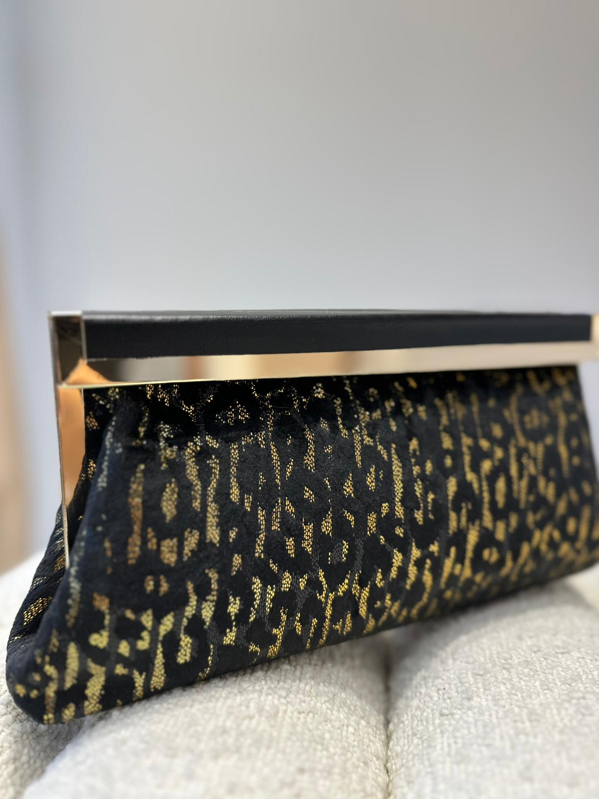 99a60f1e-6296-4bca-a42e-36da0c5b8b35 MALA CLUTCH PRETA COM DETALHE DOURADO PONTO CHIC - Image 1