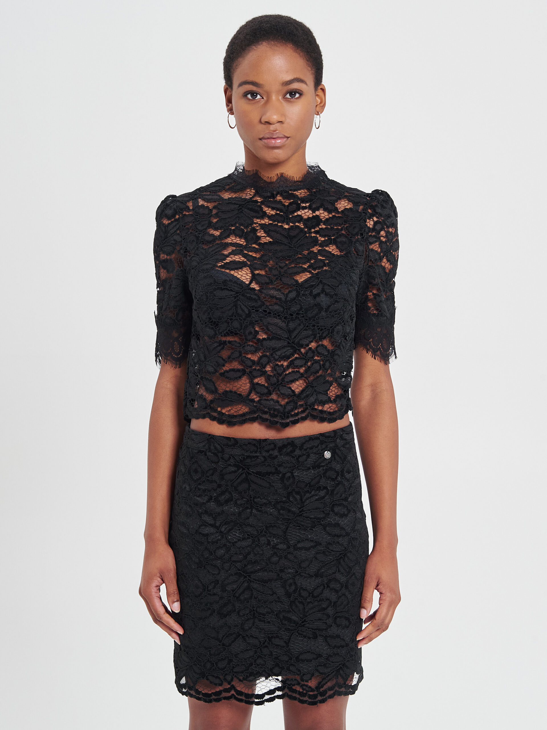 CFC0121656003B001_det_3_11130217-scaled BLUSA PRETA RENDADA RINASCIMENTO - Image 1