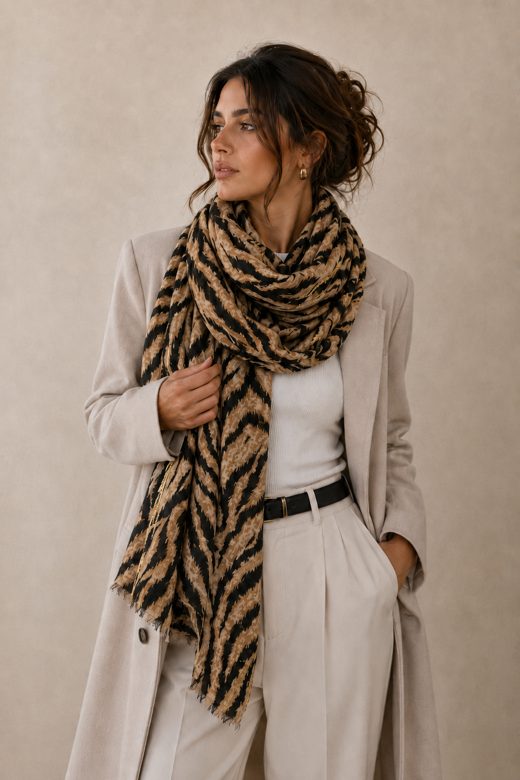 ChatGPT Image 5_06_2026, 11_34_35 LENÇO ANIMAL PRINT CAMEL COM BRILHO DOURADO PONTO CHIC - Image 1