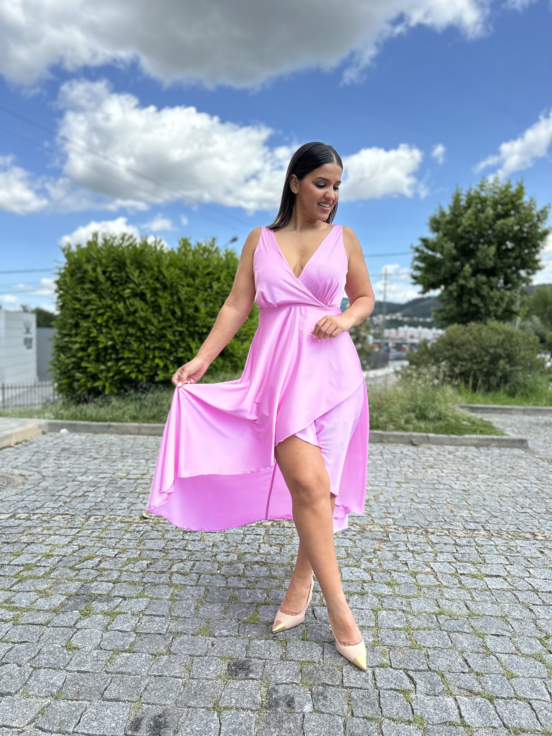 IMG_1554-scaled-1 VESTIDO ROSA CLARO COM DECOTE EM V E LAÇO RINASCIMENTO - Image 1
