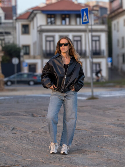 CALÇA JEANS AZUL COM BAINHA RASGADA PONTO CHIC