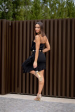 VESTIDO PRETO ASSIMÉTRICO COM FOLHOS RINASCIMENTO - Image 4
