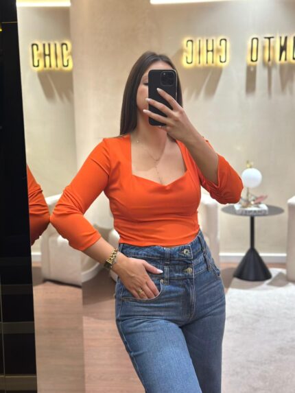 TOP LARANJA COM DECOTE QUADRADO RINASCIMENTO